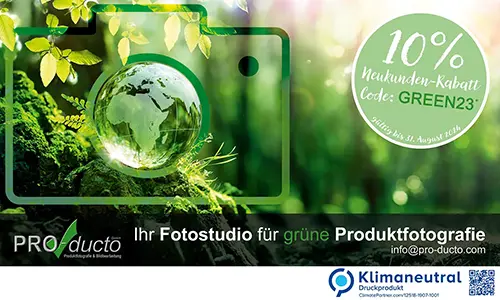 aus dem Fotostudio der PRO-ducto GmbH Werbung f&uuml;r Produktfotografie mit Erdkugel-Motiv, 10% Rabattcode und Hinweis auf klimaneutrale Dienstleistungen f&uuml;r mehr Sichtbarkeit und Umsatz. Produktfotografie