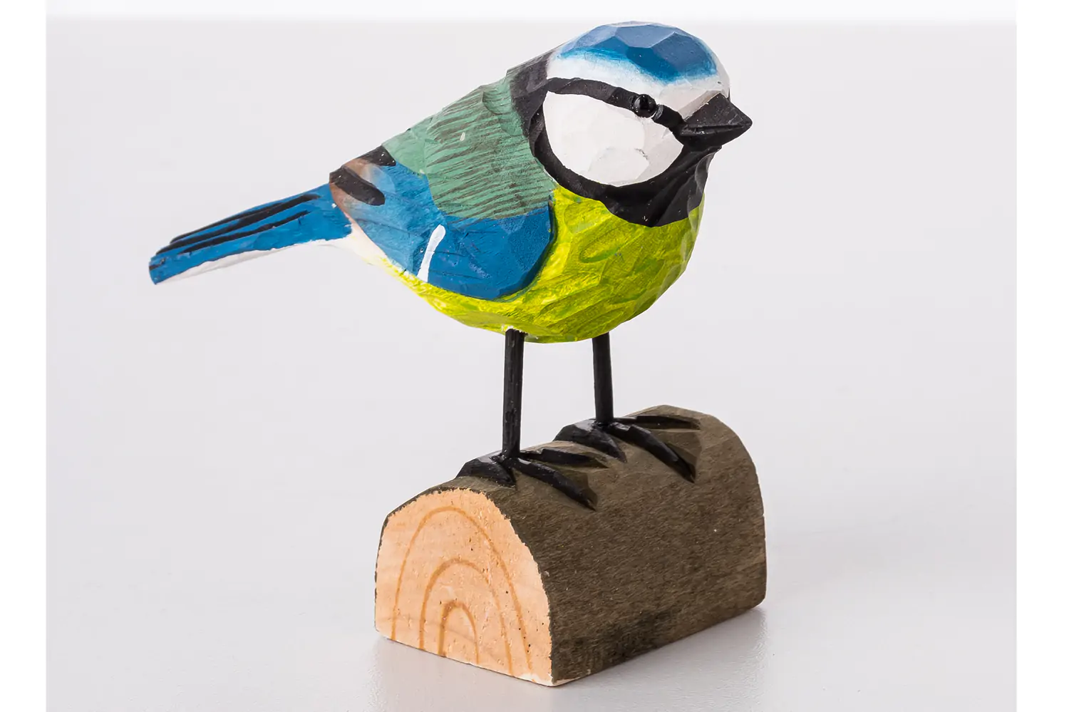 Produktfoto mit RAW-Entwicklung Vogel aus Holz handbemalt Produktfoto mit RAW-Entwicklung Vogel aus Holz handbemalt