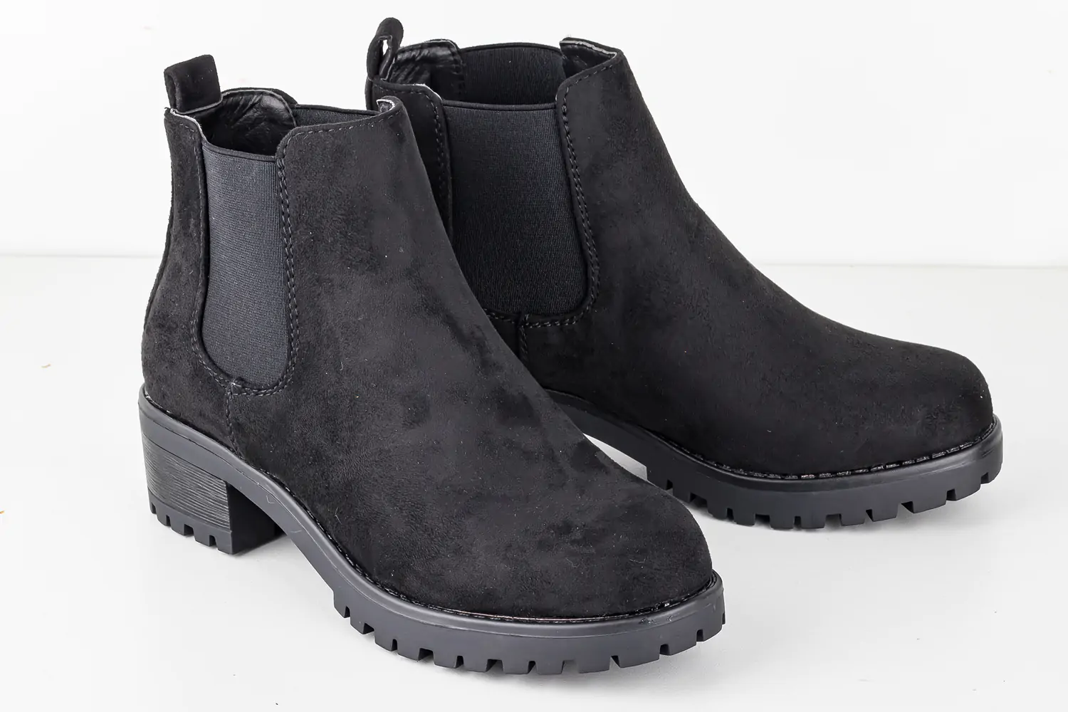 Produktfoto mit RAW-Entwicklung Velour Lederstiefel schwarz Produktfoto mit RAW-Entwicklung Velour Lederstiefel schwarz
