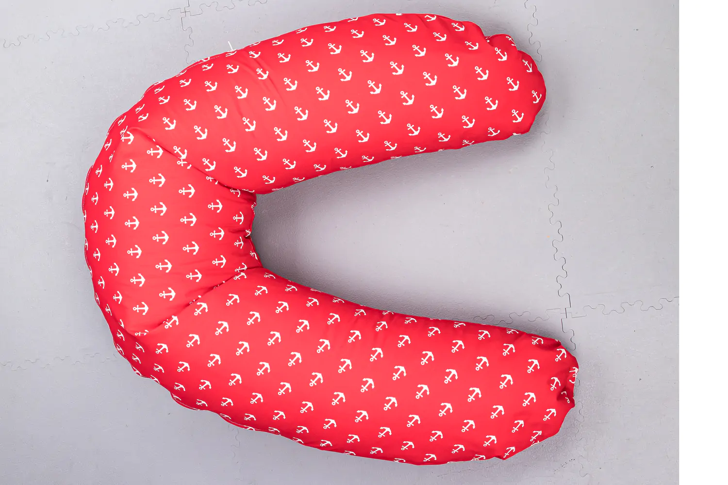 Produktfoto mit RAW-Entwicklung Seitenschläferkissen roter Stoff mit Motivdruck, gebogen fotografiert Produktfoto mit RAW-Entwicklung Seitenschläferkissen roter Stoff mit Motivdruck, gebogen fotografiert