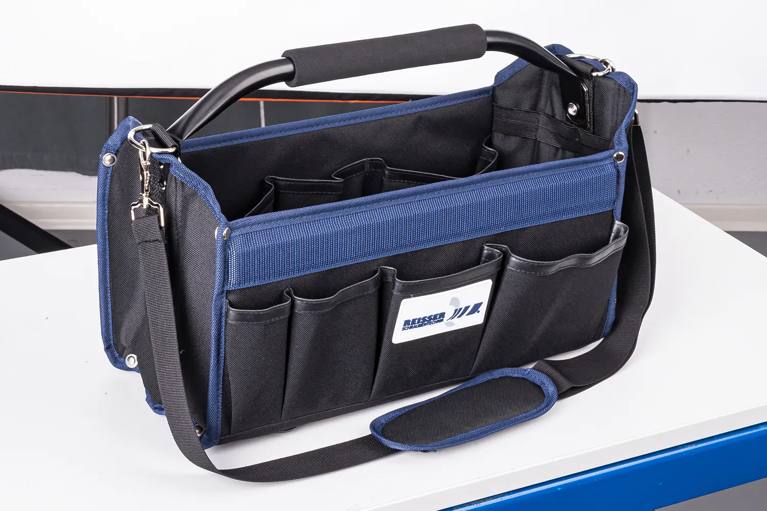 Produktfoto in RAW-Qualität Werkzeugtasche mit Griff und Trageriemen leer, schwarz-blau Produktfoto in RAW-Qualität Werkzeugtasche mit Griff und Trageriemen leer, schwarz-blau
