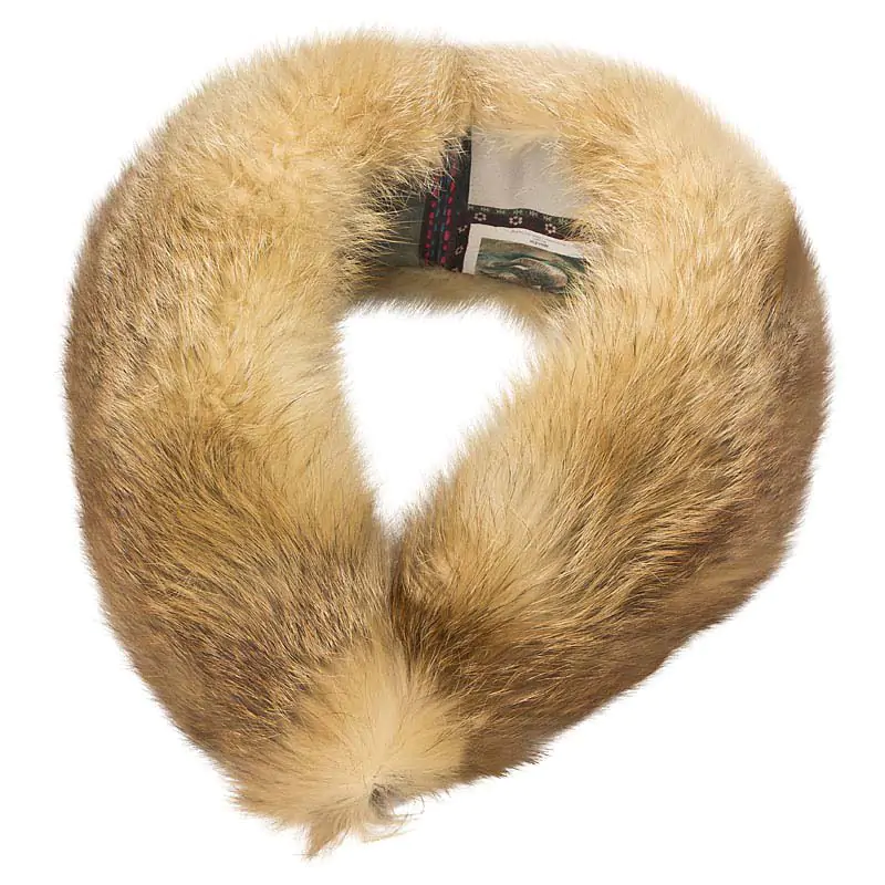 Fotoaufnahmen von modischen Accessoires Produktfoto Pelzkragen mit Alphakanal Softmasking freigestellt