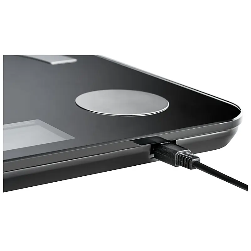 Produktfoto Körperwaage, Fußwaage, Detailaufnahme mit USB-Anschluss und eingestecktem Kabel Produktfoto Körperwaage, Fußwaage, Detailaufnahme mit USB-Anschluss und eingestecktem Kabel