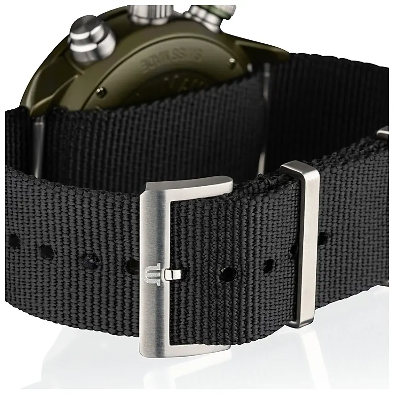 Produktfoto Armbanduhr liegend, Detailaufnahme Rückseite auf Armband mit Spiegelung Produktfoto Armbanduhr liegend, Detailaufnahme Rückseite auf Armband mit Spiegelung
