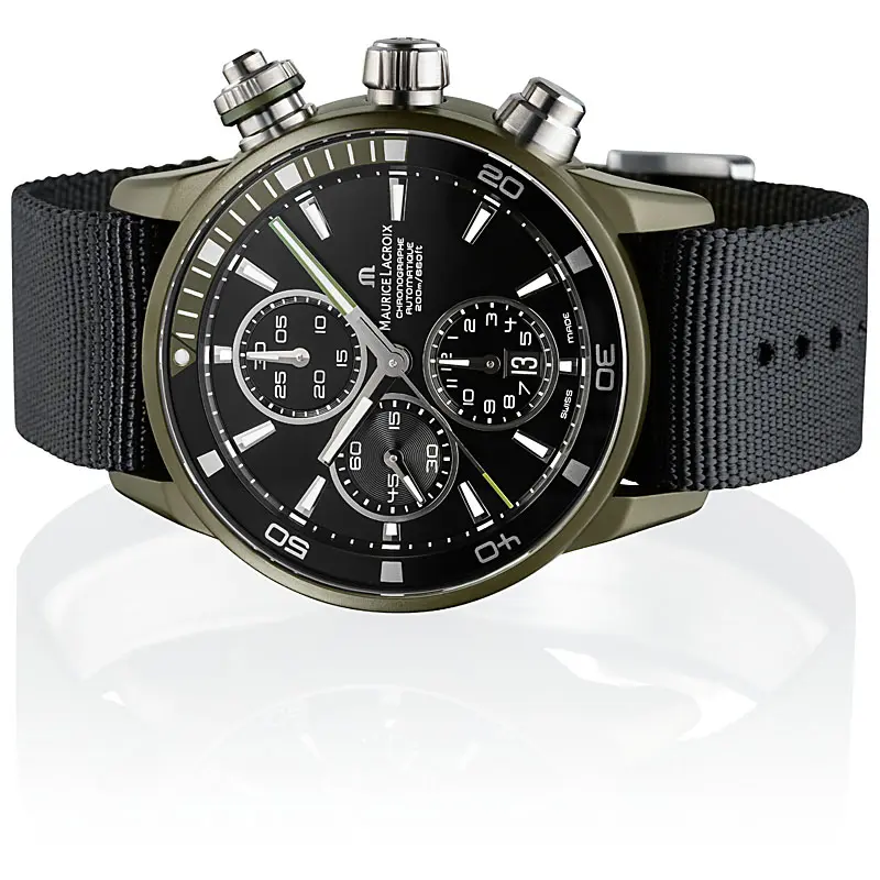 Produktfoto Armbanduhr, liegend mit Spiegelung Produktfoto Armbanduhr, liegend mit Spiegelung
