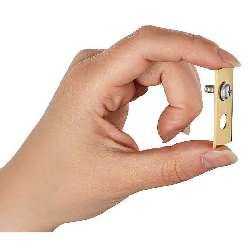 Fotoaufnahme einer Rasierklinge, die Hand stellt dabei eine allgemein verständliche Referenzgröße dar.