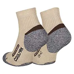Schräge Rückseitenansicht von Socken mit farblichen Applikationen und eingestrickter Schrift Fotoaufnahmen von Strumpfwaren, jetzt auch als Hollow Man