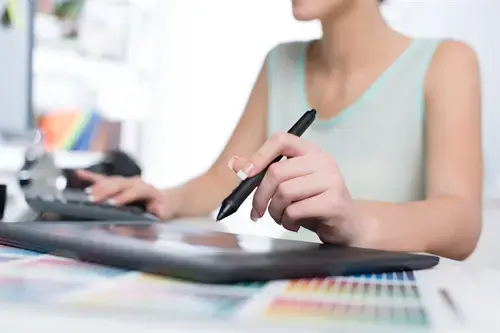 Angebote digitale Bildbearbeitung aus dem Fotostudio der PRO-ducto GmbH Eine Grafikdesignerin arbeitet an einem Grafiktablett. Professionelle Produktfotografie und Freisteller für mehr Sichtbarkeit und Umsatz. Produktfotografie
