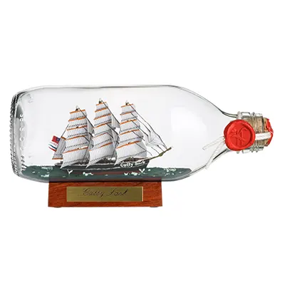 Hochauflösendes Produktfoto im Vollformat fotografiert aus dem Fotostudio der PRO-ducto GmbH Professionelle Produktfotografie eines Cutty Sark Schiffsmodells in einer Flasche als Freisteller für mehr Sichtbarkeit und Umsatz im Online-Shop. Produktfotografie