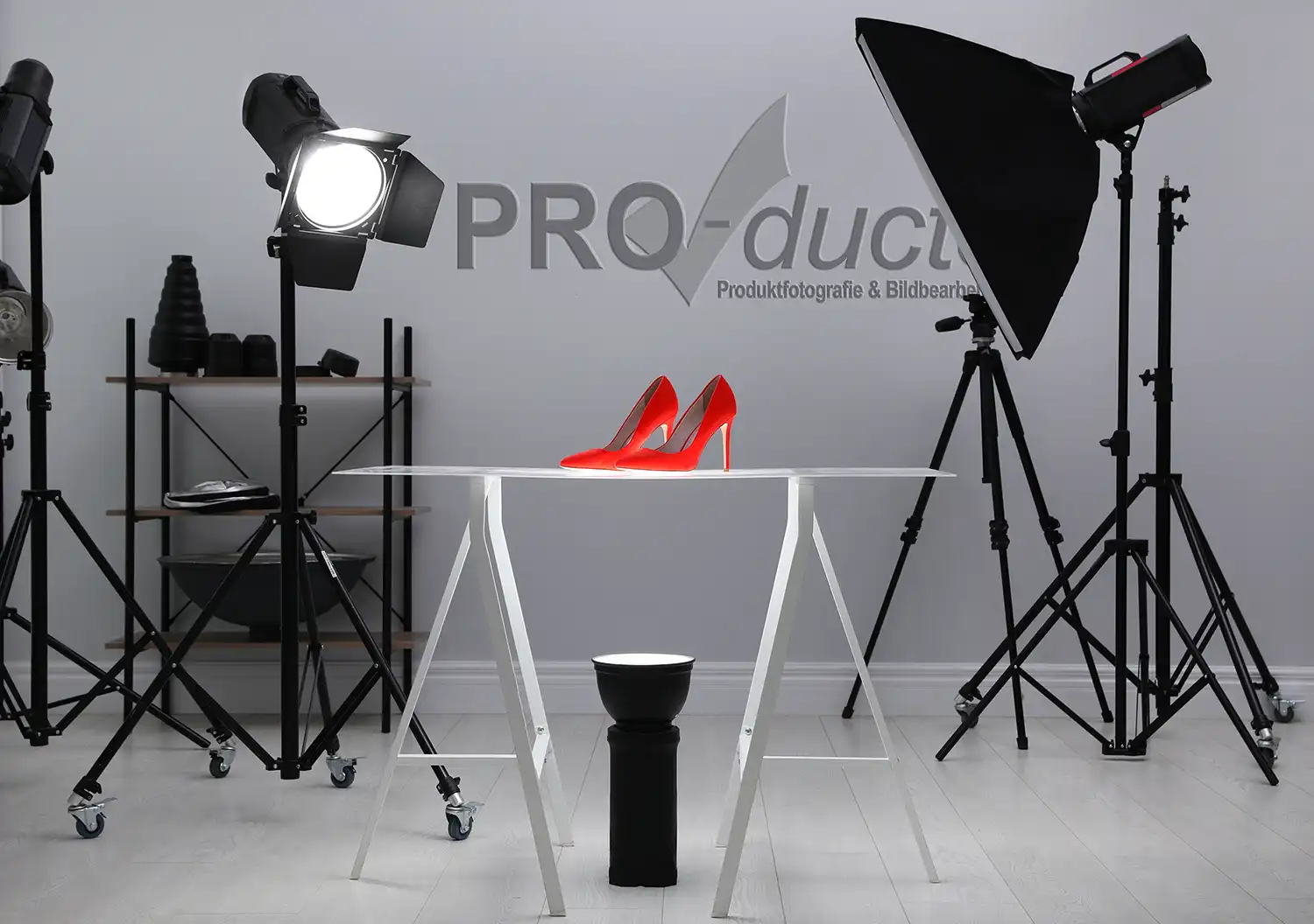 aus dem Fotostudio der PRO-ducto GmbH Professionelle Produktfotografie von roten High Heels im Studio. Hochwertige Produktbilder erstellen lassen f&uuml;r mehr Sichtbarkeit und Umsatz. Produktfotografie