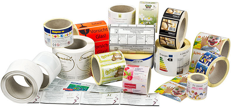 Dekoriertes Produktfoto von verschiedeneartigen Selbstklebe-Etikettenrollen Dekoriertes Produktfoto von verschiedeneartigen Selbstklebe-Etikettenrollen