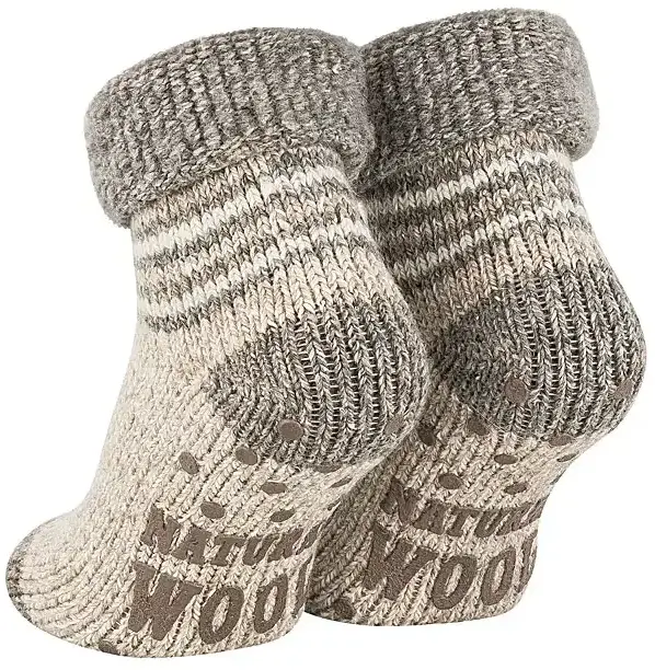 Produktfoto-Hollowman-Wollsocken-von-hinten aus dem Fotostudio der PRO-ducto GmbH Professioneller Freisteller von grauen Wollsocken mit Noppensohle für Produktfotografie, um Produktbilder erstellen zu lassen und den Umsatz zu steigern. Produktfotografie