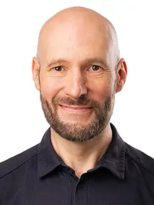 aus dem Fotostudio der PRO-ducto GmbH Professionelles Portr&auml;t eines Mannes mit Glatze und Bart vor wei&szlig;em Hintergrund f&uuml;r Produktfotografie, Freisteller und mehr Sichtbarkeit im Business. Produktfotografie