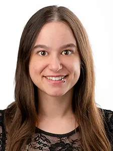 aus dem Fotostudio der PRO-ducto GmbH Professionelles Portr&auml;t einer l&auml;chelnden jungen Frau mit langem braunem Haar und Lippenpiercing vor wei&szlig;em Hintergrund f&uuml;r hochwertige Produktfotografie. Produktfotografie