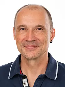 aus dem Fotostudio der PRO-ducto GmbH Professionelles Portr&auml;t eines Mannes mit kurzem Haar und Ohrring vor wei&szlig;em Hintergrund, ideal f&uuml;r Produktfotografie und Freisteller-Projekte. Produktfotografie