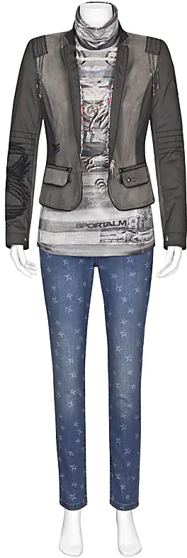 Modische Kombination Bekleidung am Puppenkörper fotografiert Produktfoto Bekleidungs Outfits am Körper